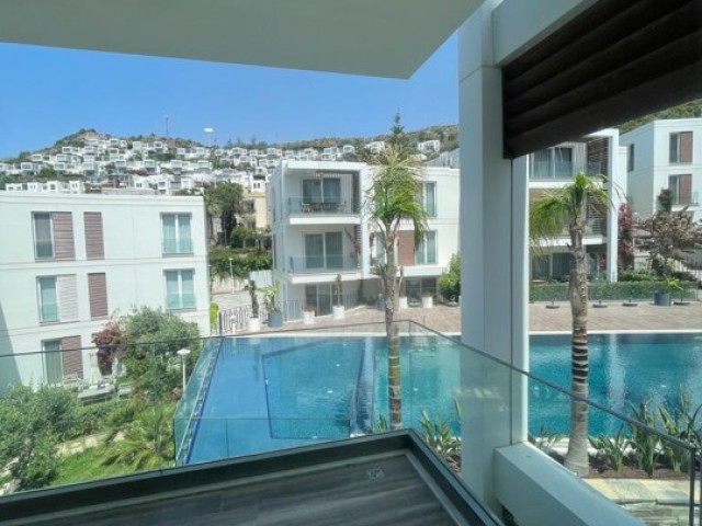 MUĞLA BODRUM'DA HAVUZ MANZARALI SATILIK DAİRE